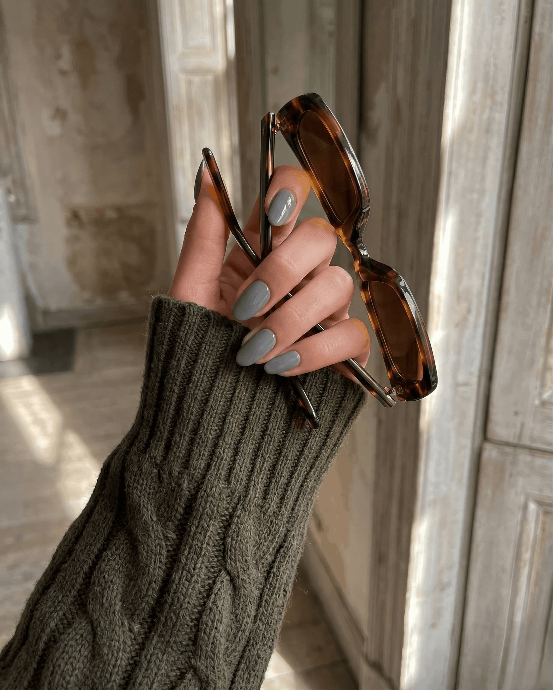 hand model wearing S&L light grey gel polish